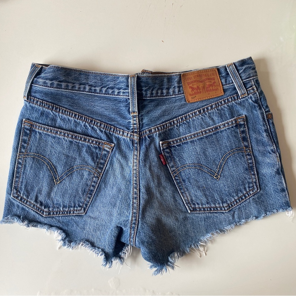 Levi’s 501 denim shorts medium wash - Picture 2 of 8